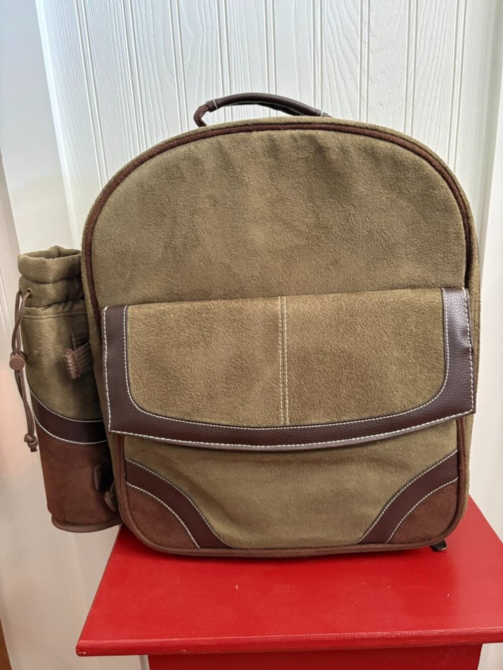 NWOT, Picnic at Ascot for four, Fully equippped picnic backpack in brown suede